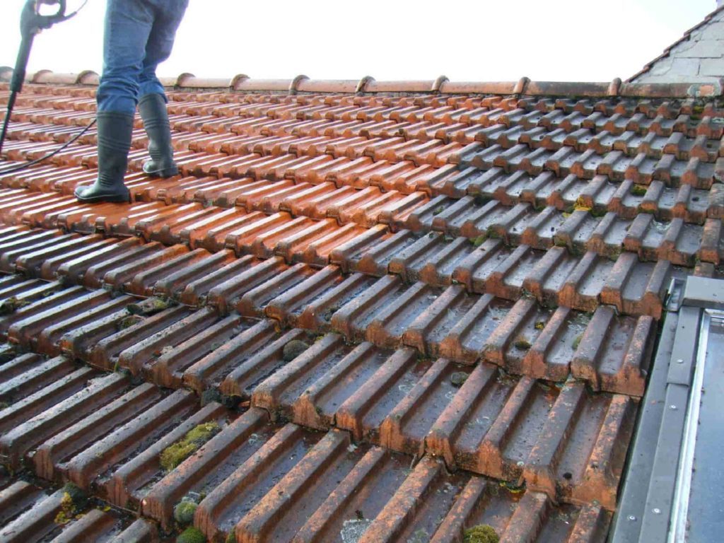 Couvreur des Artisans du Toit au travail sur un chantier de toiture